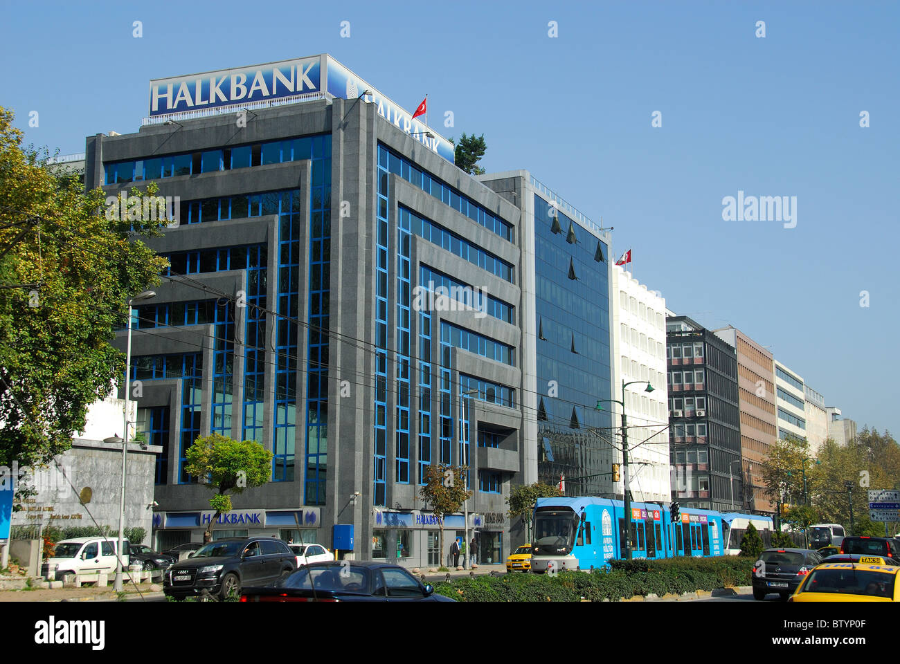 ISTANBUL, TÜRKEI. Banken und andere Finanzinstitute auf Necatibey Caddesi im Stadtteil Tophane. 2010. Stockfoto