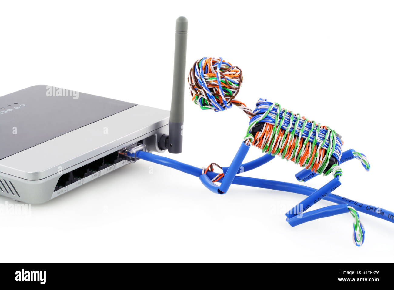 Verdrehte Mann verbindet WI-Fi Internet Stockfoto