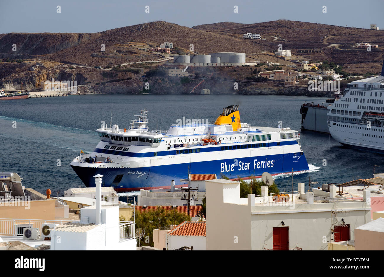 Ansicht der Blue Star Fähre Liegeplätze im Hafen von Ermoupolis, auf den griechischen Kykladen Insel Syros. Stockfoto