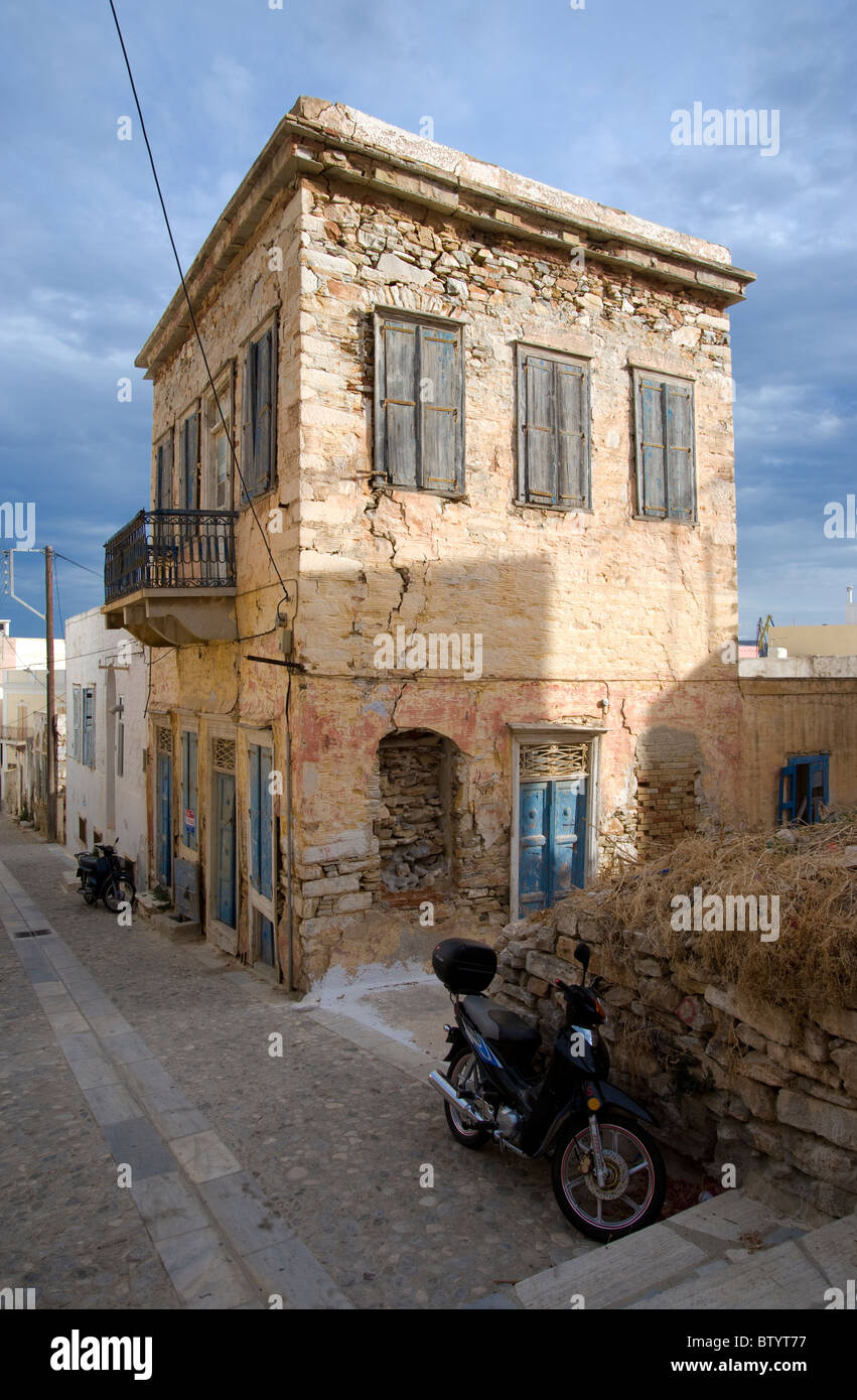 Alten unbewohnten zweistöckiges Haus in Ermoupolis, auf den griechischen Kykladen Insel Syros. Stockfoto