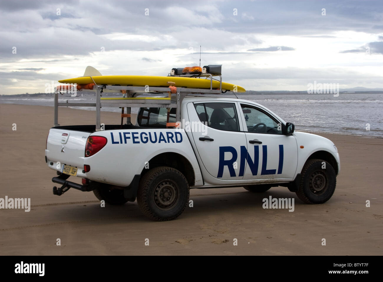 RNLI Rettungsschwimmer, Crosby Strand (bedeckt), Crosby, Sefton, Liverpool, Merseyside, England, UK. Stockfoto