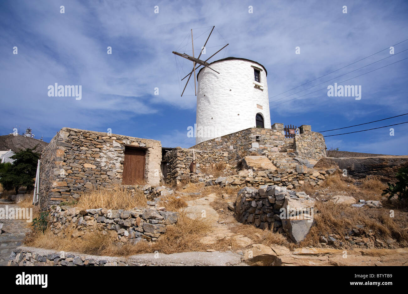 Alte Windmühle in Ano Syros auf den griechischen Kykladen Insel Syros. Stockfoto