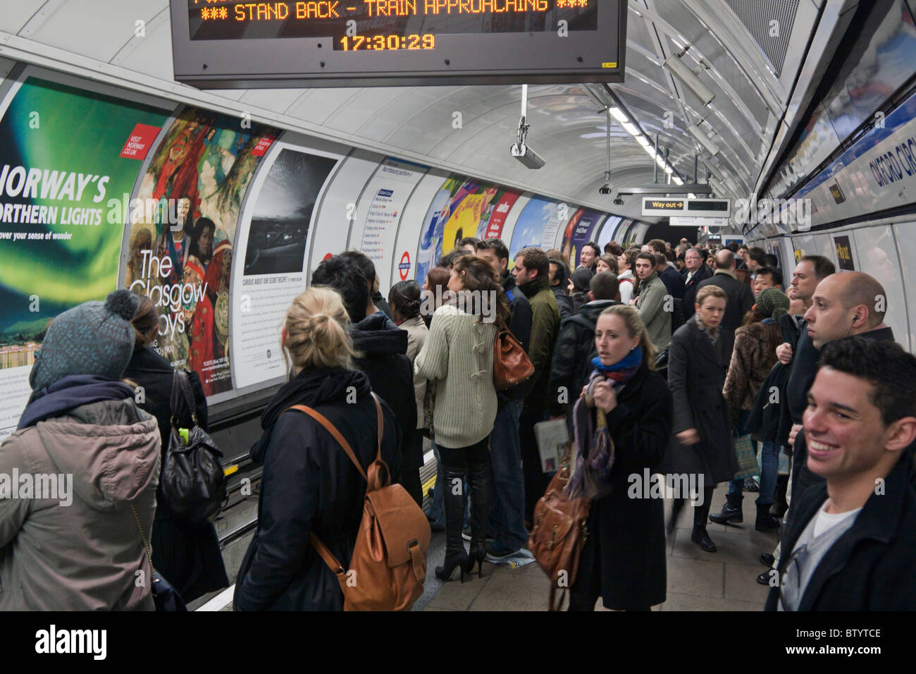 Rush Hour - Victoria Line Plattform - U-Bahn-Station Oxford Circus - London Abend Stockfoto