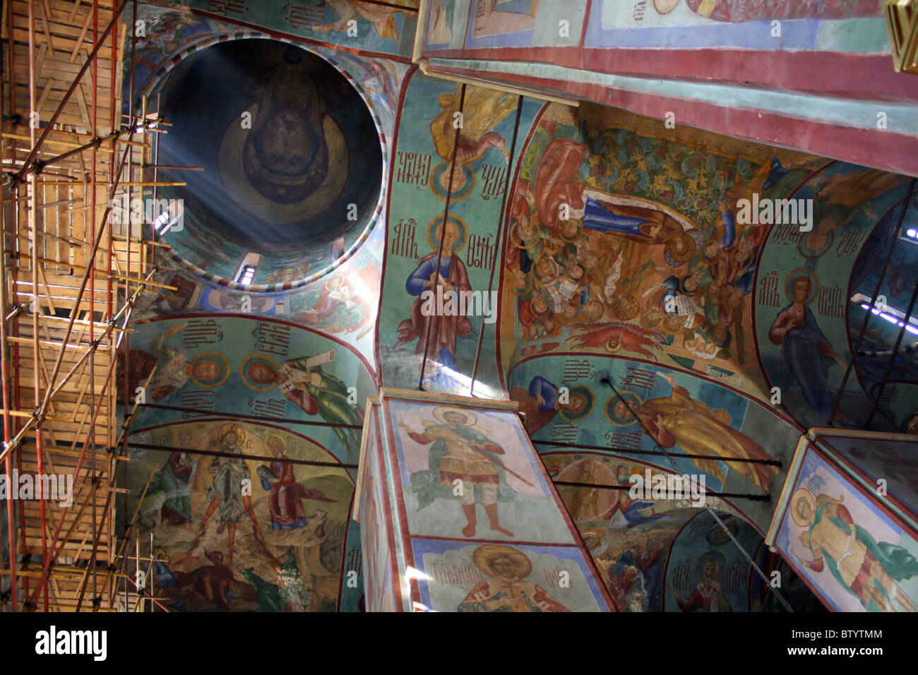 Alte Fresken in der russischen Kirche Stockfoto