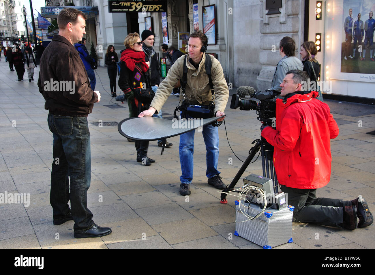 Film-Crew mit Moderatorin, Piccadilly Circus, Piccadilly, West End, City of Westminster, London, England, Vereinigtes Königreich Stockfoto