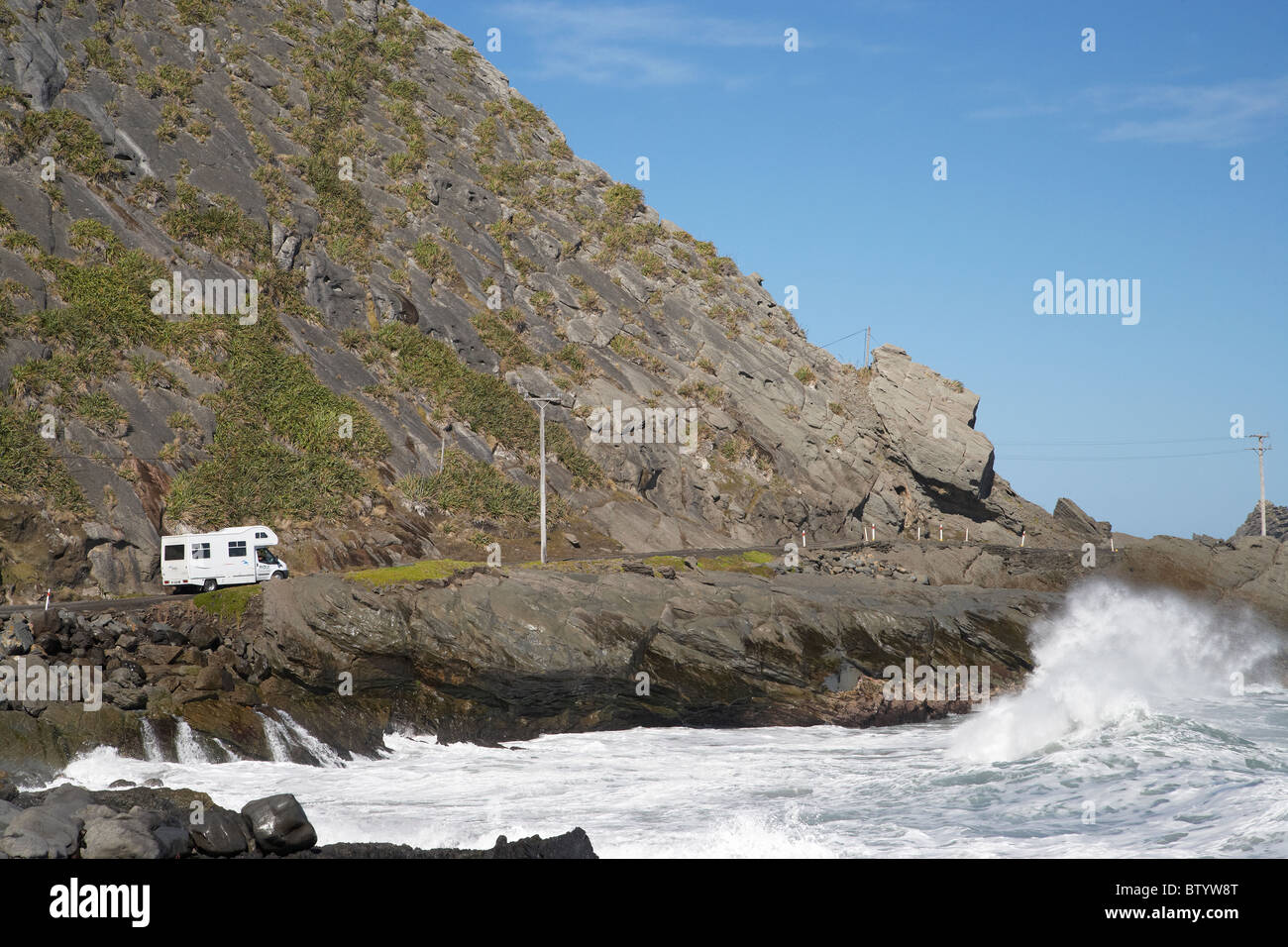 Wohnmobil und große Wellen, in der Nähe von Cape Palliser, Wairarapa, Nordinsel, Neuseeland Stockfoto