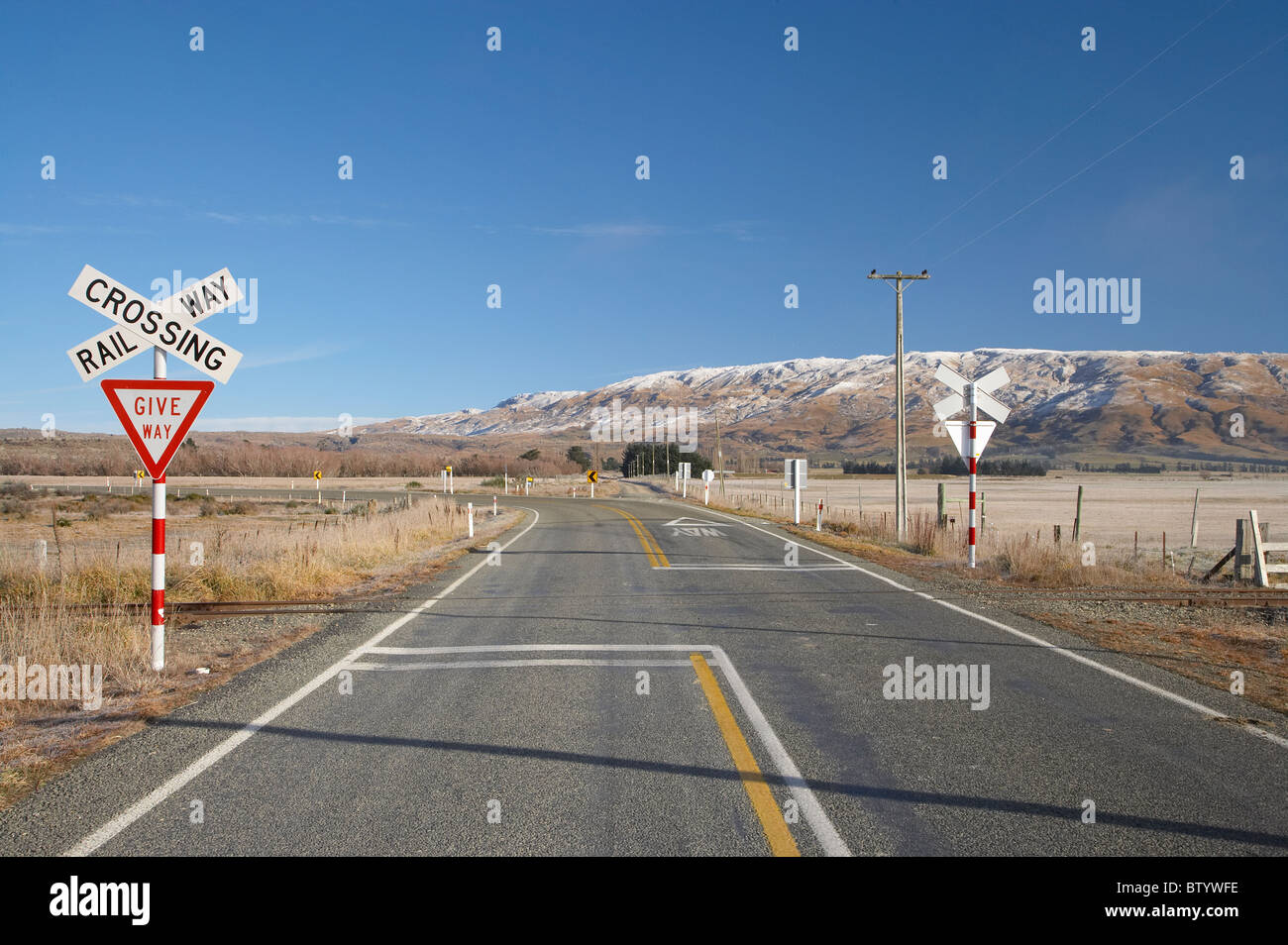 Bahnübergang, Sutton, in der Nähe von Middlemarch, Strath Taieri, Otago, Südinsel, Neuseeland Stockfoto