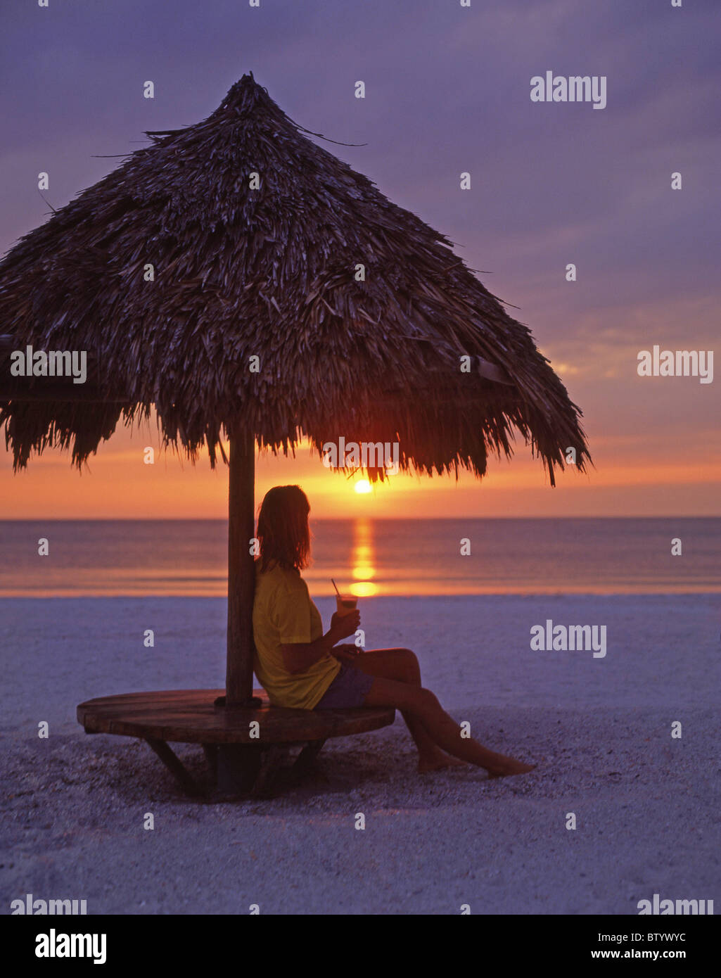 Junge Frau bei Sonnenuntergang, St. Petersburg Beach, Florida, Vereinigte Staaten von Amerika Stockfoto