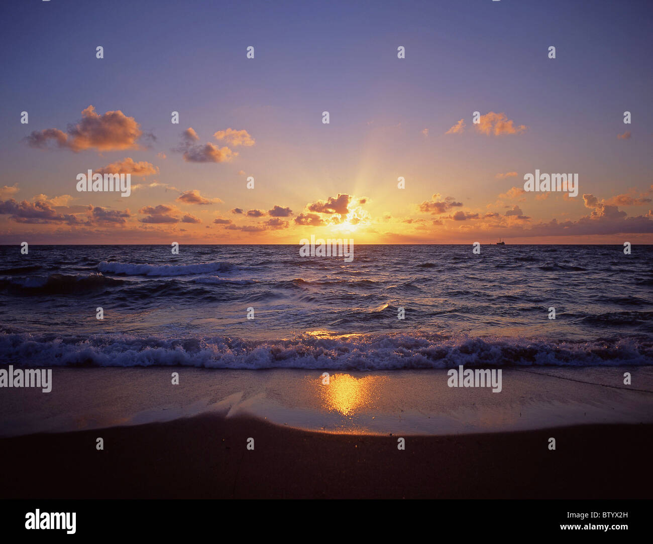 Sunrise over Sea, Fort Lauderdale Beach, Fort Lauderdale, Florida, Vereinigte Staaten von Amerika Stockfoto