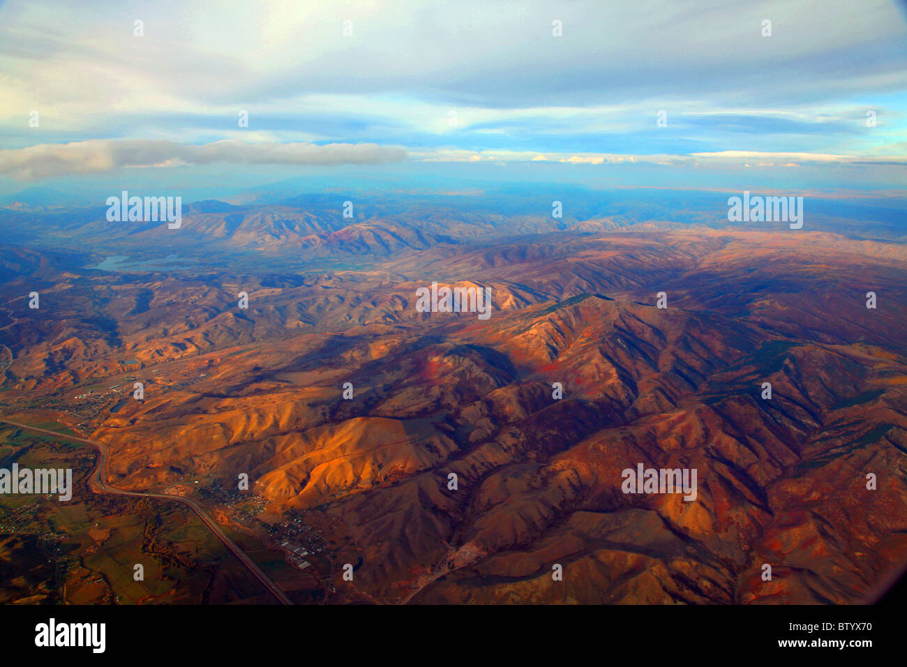 Osten fliegen am späten Nachmittag von Salt Lake City, Passagiere werden behandelt, um eine erstaunlich bunte Ansicht des Wasatch-Gebirges Stockfoto