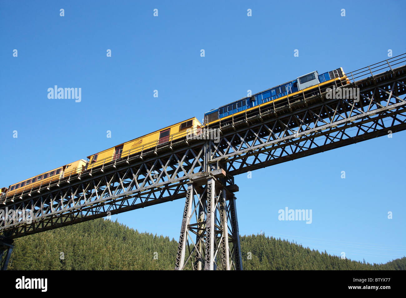 Taieri Gorge Zug auf Wingatui-Viadukt, in der Nähe von Dunedin, Otago, Südinsel, Neuseeland Stockfoto