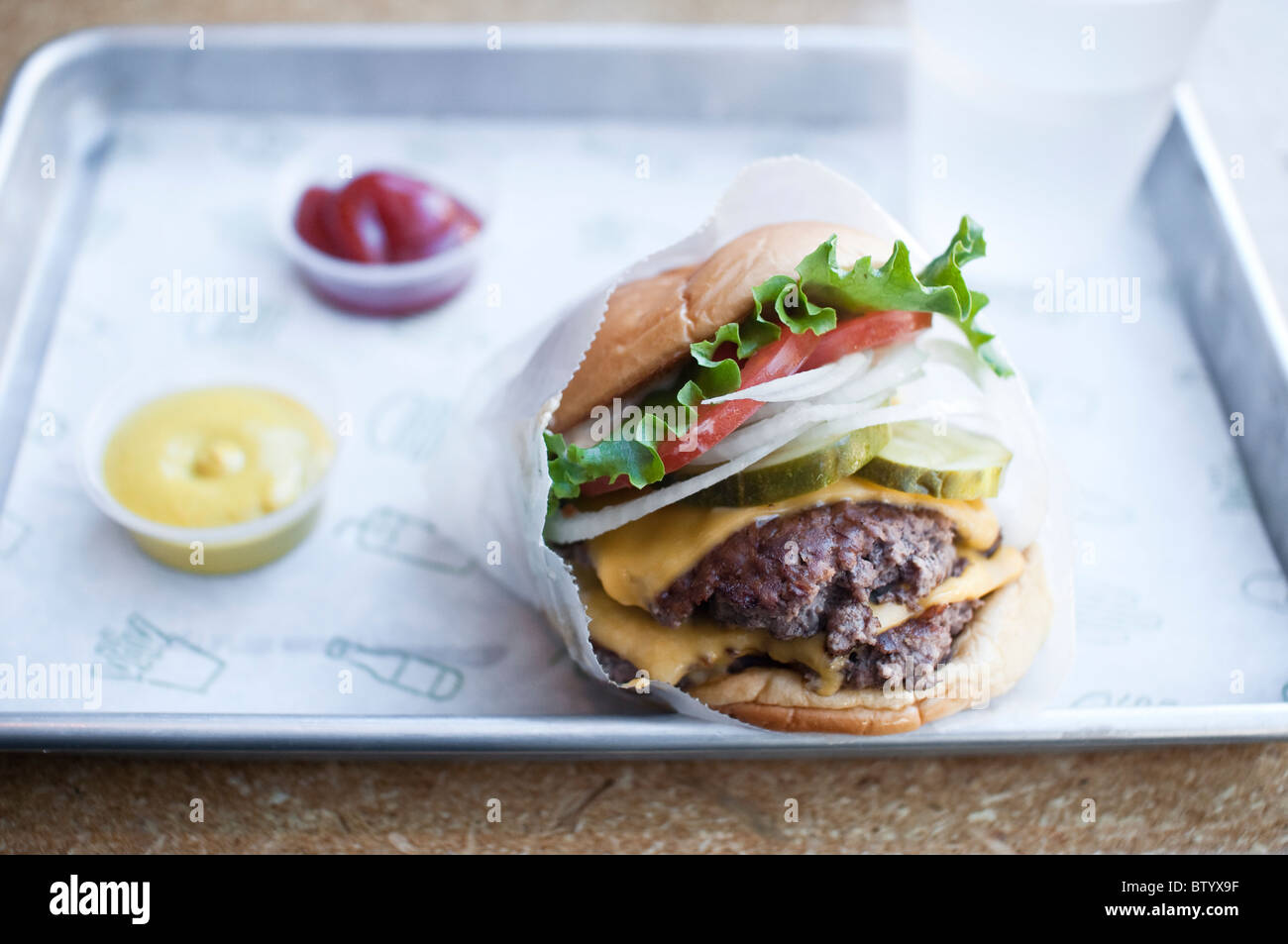 Eine doppelte Shackburger mit Saucen an Shake Shack, ein fast-casual-Restaurant in der Upper West Side in Manhattan, New York. Stockfoto