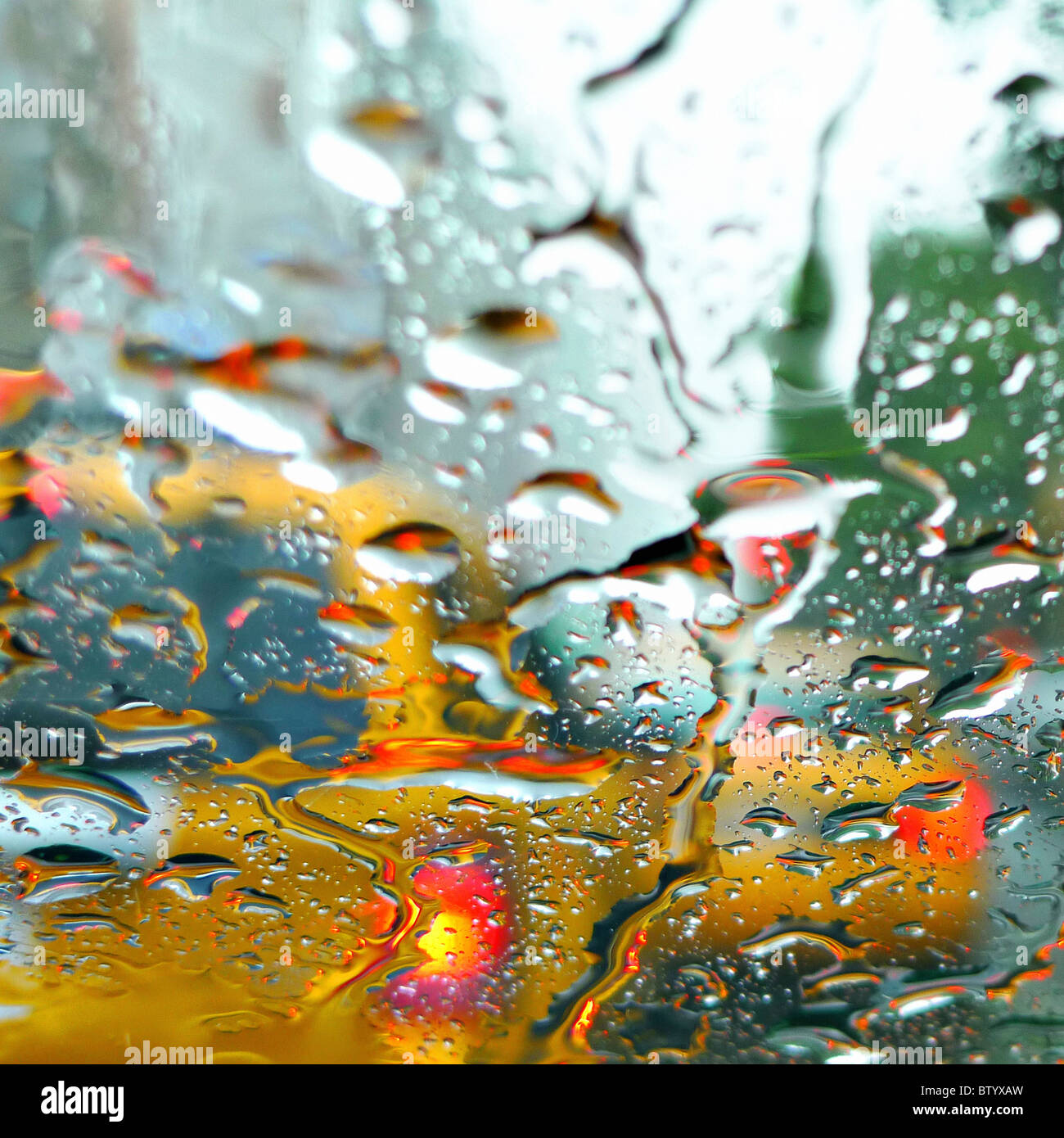 Verschwommenes Bild gelb NYC Taxis durch Regen Fenster. Stockfoto