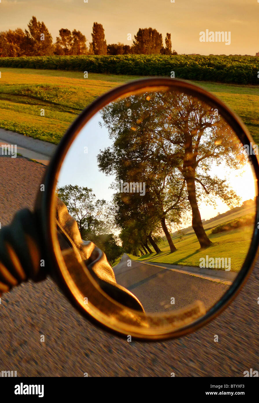 Spiegel der hinteren Ansicht des italienischen Roller fahren auf der Landstraße. Stockfoto