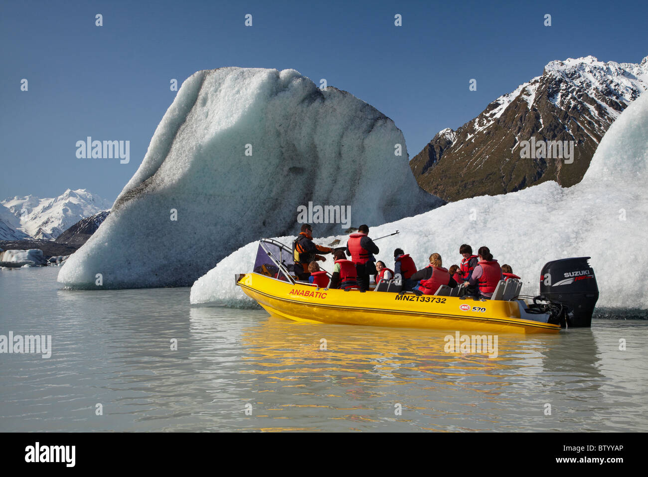 Eisberge und Touristen auf Glacier Explorers Boot, Terminal Gletschersee Tasman Aoraki / Mt Cook National Park, Neuseeland Stockfoto