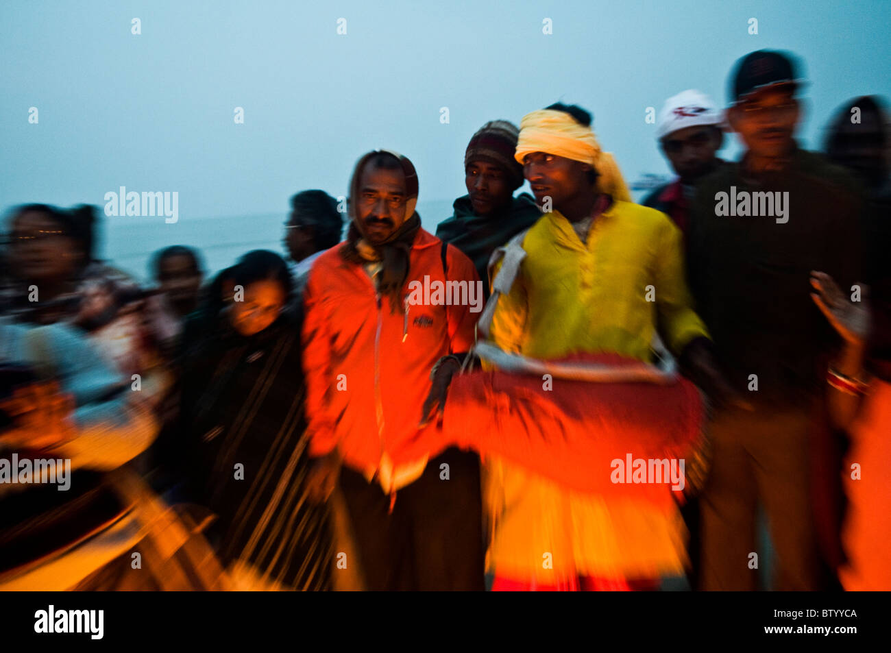 Indische Festival Musiker spielen traditionelle Trommel während der Gangasagar Mela. Stockfoto