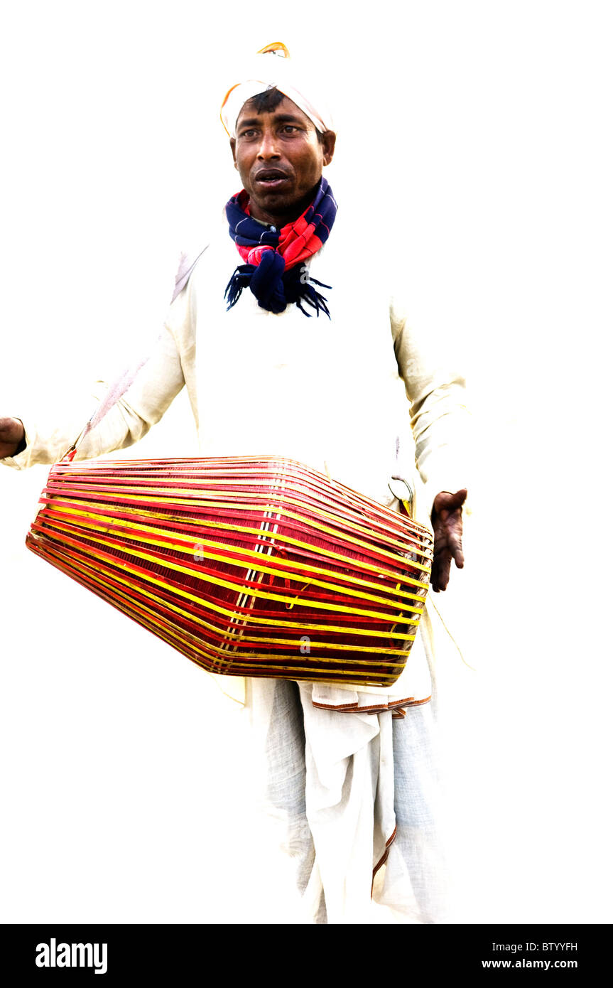 Indische Festival Musiker spielen traditionelle Trommel während der Gangasagar Mela. Stockfoto
