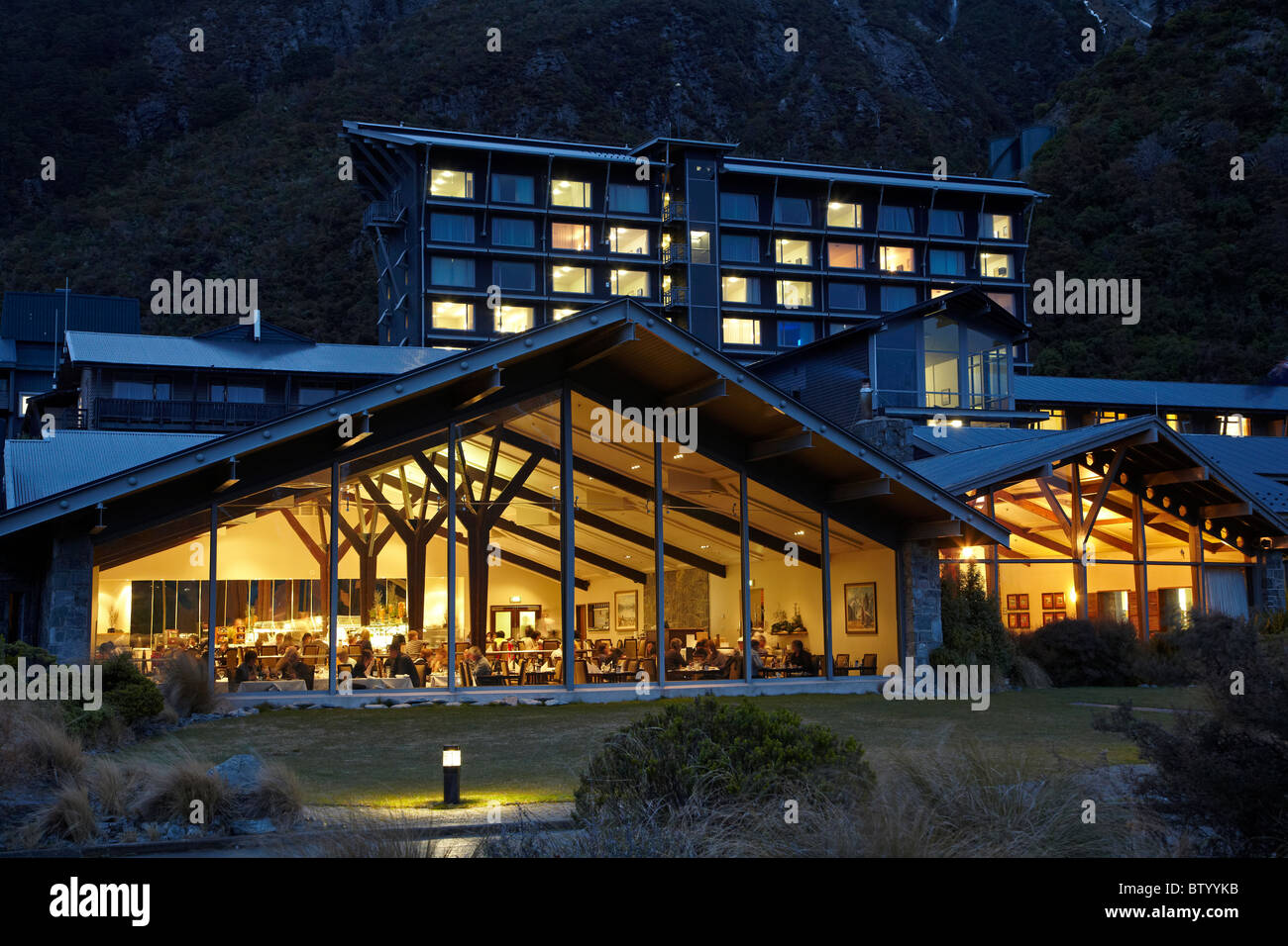 Hotel Hermitage in der Abenddämmerung, Mt. Cook, Canterbury, Südinsel, Neuseeland Stockfoto