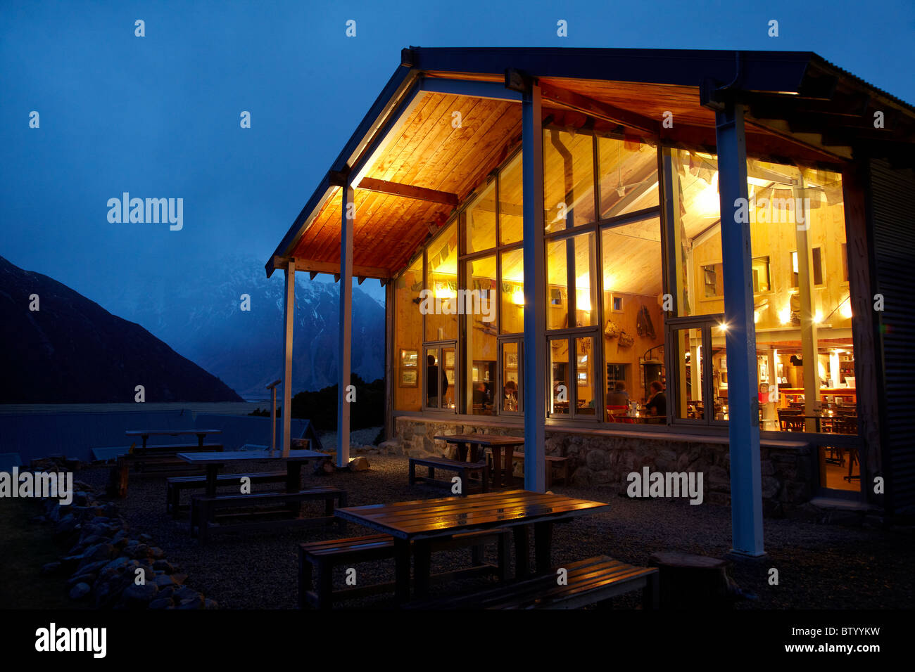 Die alten Bergsteiger, Bar & Restaurant Cafe in der Abenddämmerung, Mt. Cook, Canterbury, Südinsel, Neuseeland Stockfoto