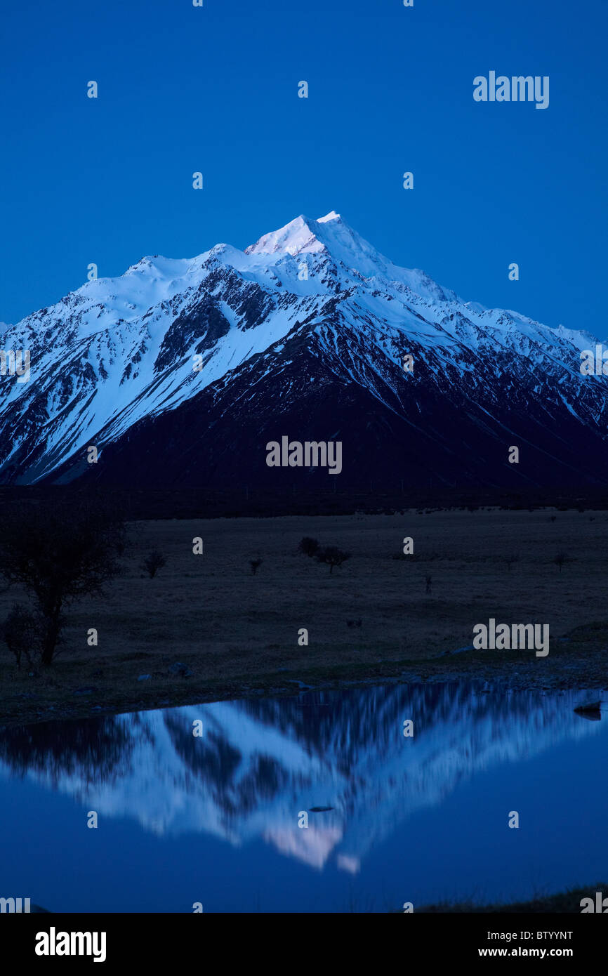 Aoraki Mount Cook und Reflexion bei Einbruch der Dunkelheit, Mackenzie Country, South Canterbury, Südinsel, Neuseeland Stockfoto