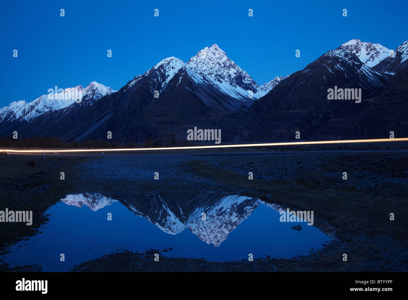 Mt-Blackburn, Burnett Berge und Reflexion bei Einbruch der Dunkelheit, Canterbury, Südinsel, Neuseeland Stockfoto