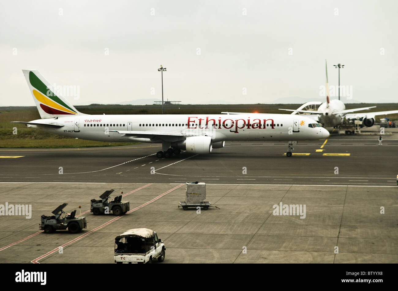 Ein Träger der Ethiopian Airlines am Bole international Airport. Stockfoto