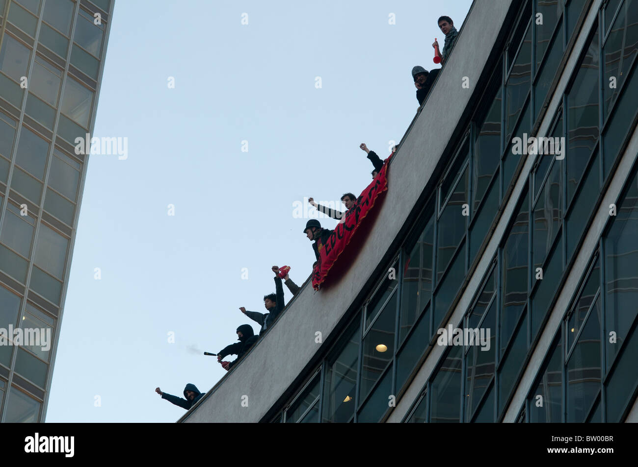 Studenten demonstrieren gegen die vorgeschlagene Erhöhung der Studiengebühren. . Eine Gruppe besetzen das Dach der konservativen Partei hq Stockfoto