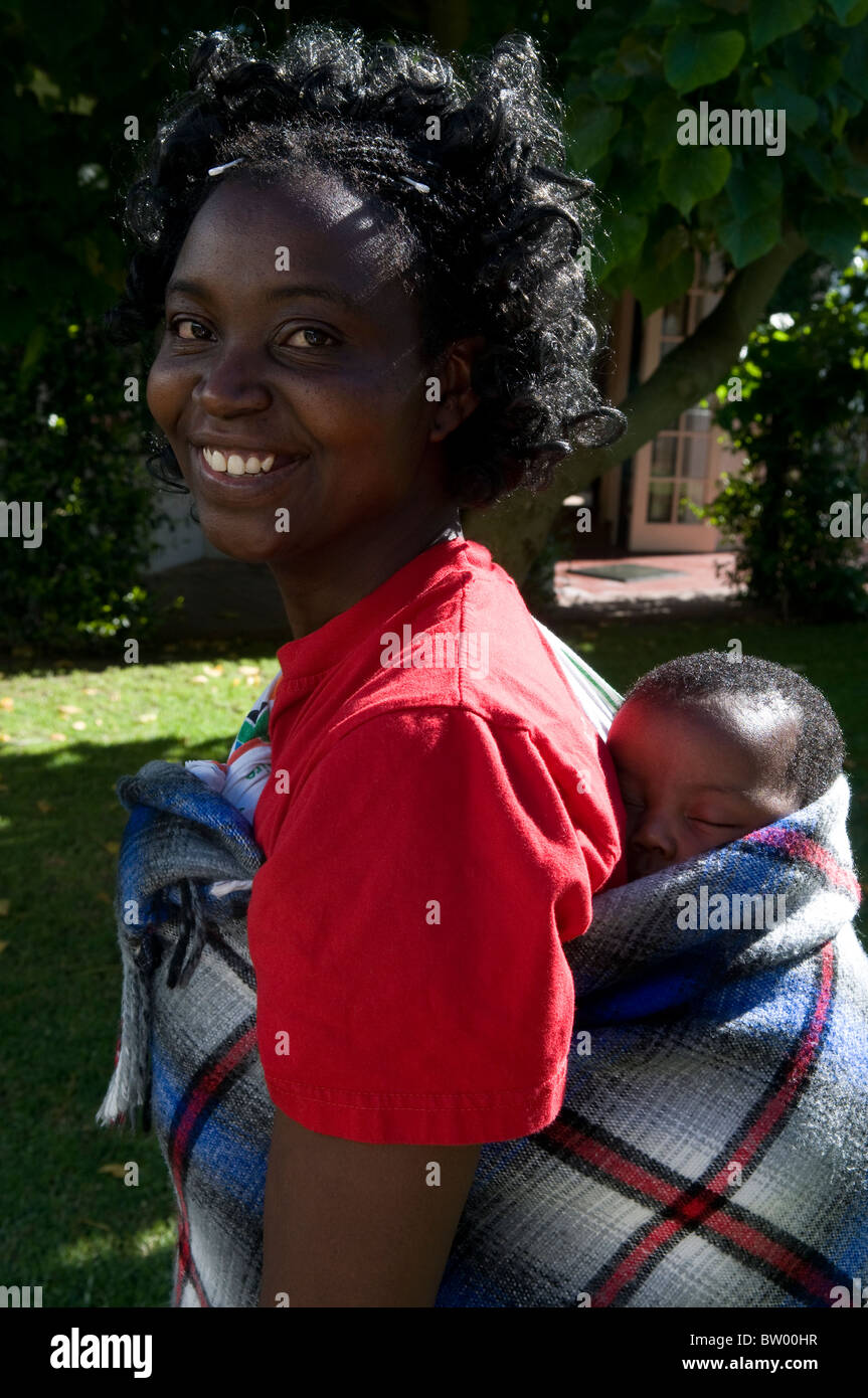 Porträt einer Frau trägt ein Baby auf dem Rücken, Cape Town, Südafrika Stockfoto