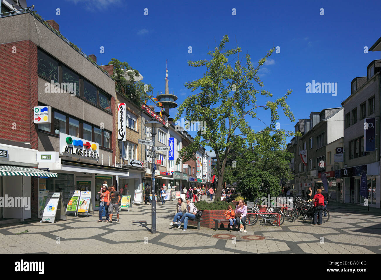 Fussgaengerzone Hohe Straße Und Fernmeldeturm Langer Heinrich in Wesel, Niederrhein, Nordrhein-Westfalen Stockfoto