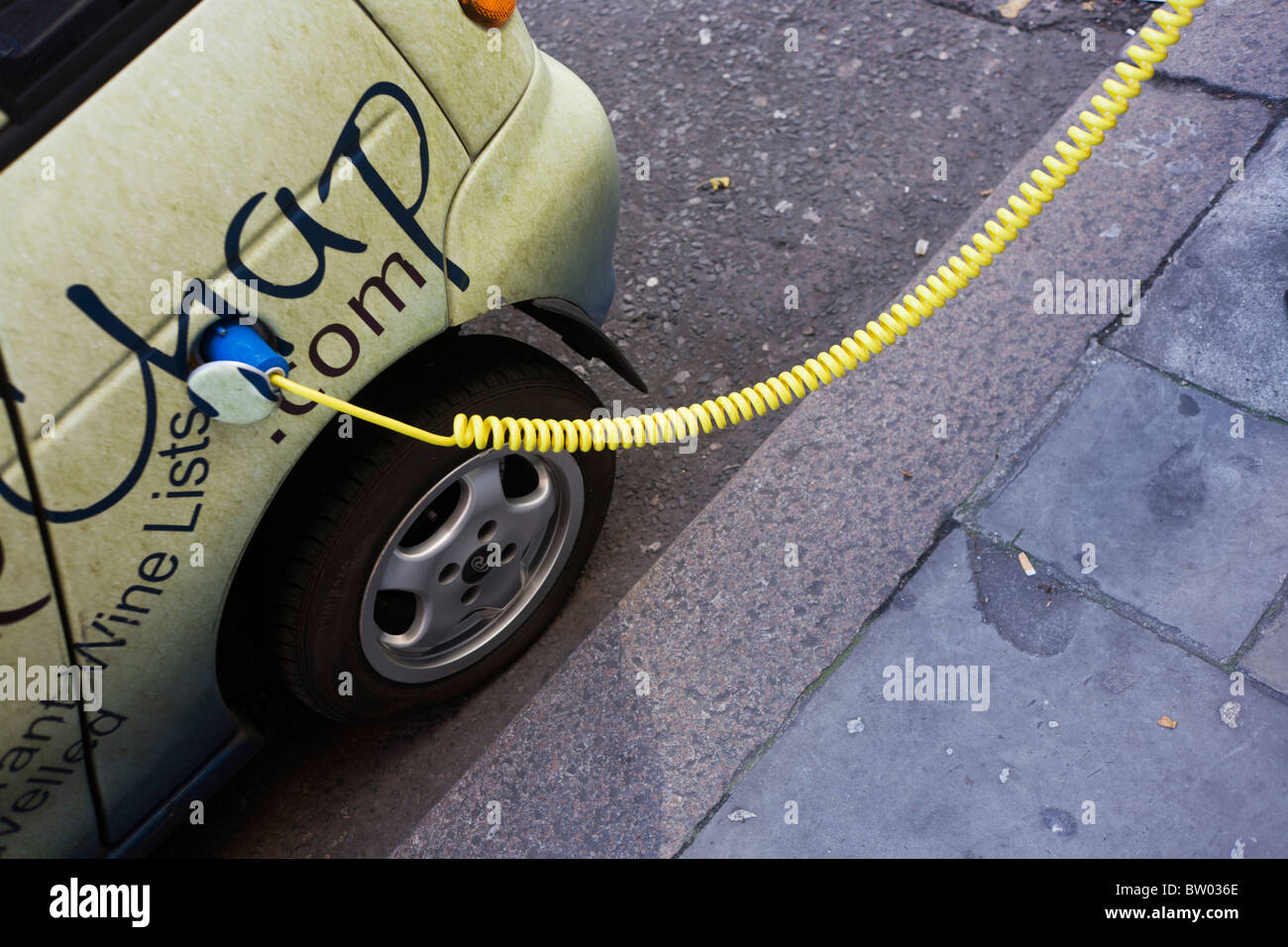 Eine Stromkabel Stecker an die Stelle einer Benzin-Kappe während des Aufladens einer elektronischen Daimler-Chrysler-made Smart Autos. Stockfoto