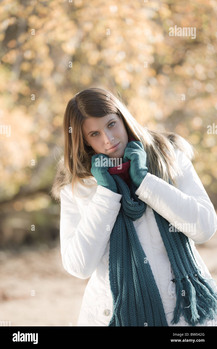 Winter-Mode - Frau mit Handschuhen draußen entsättigt Farben Stockfoto