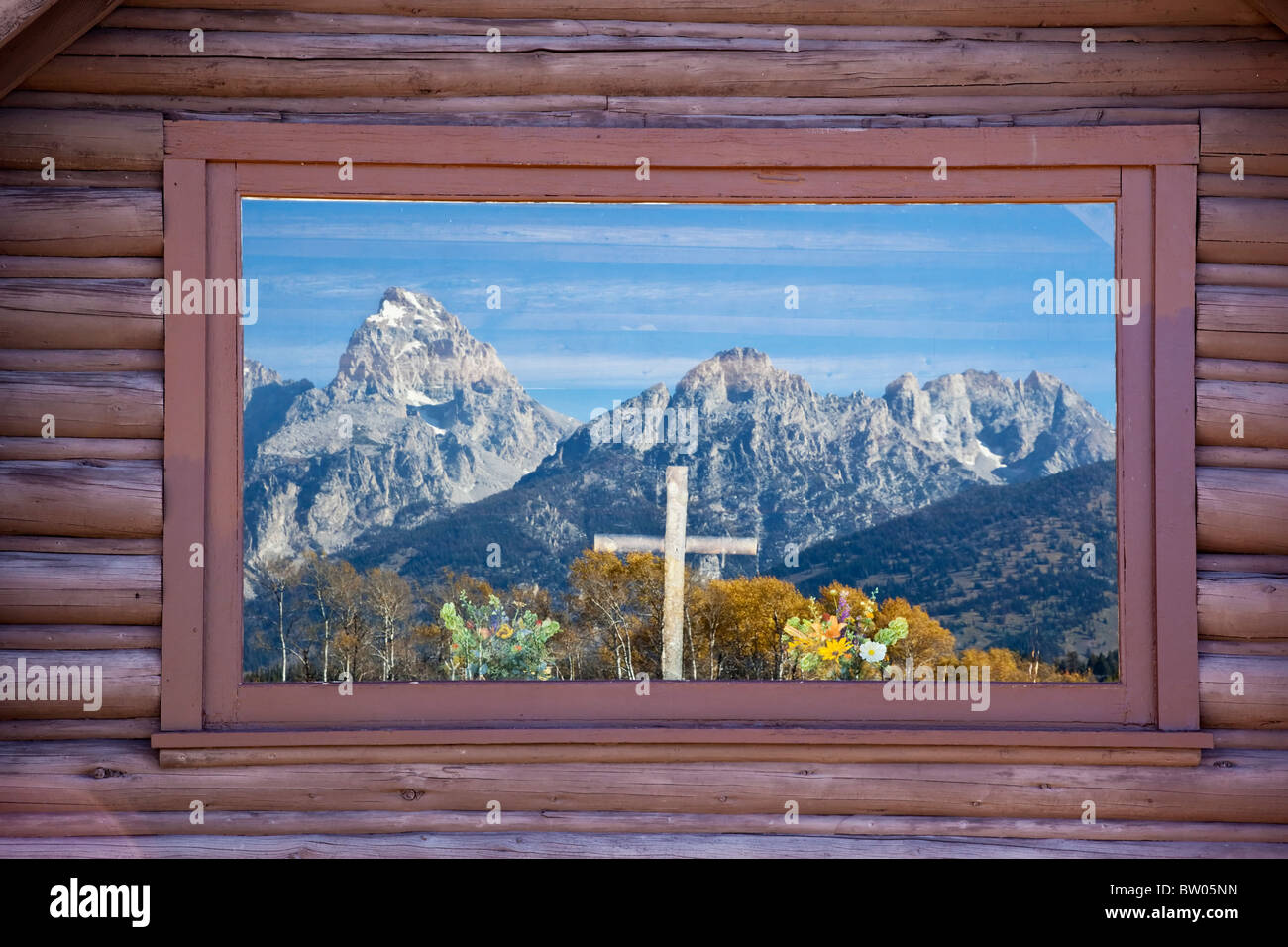 Die glorreiche Grand Teton spiegelt sich in den Fenstern der kleinen Kirche Stockfoto