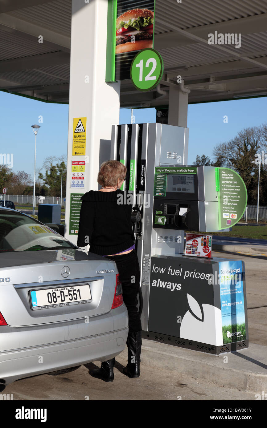 Füllen den Benzintank, apfelgrün, Irlands erste Autobahn service Station, M1, Co. Fingal, Irland Stockfoto