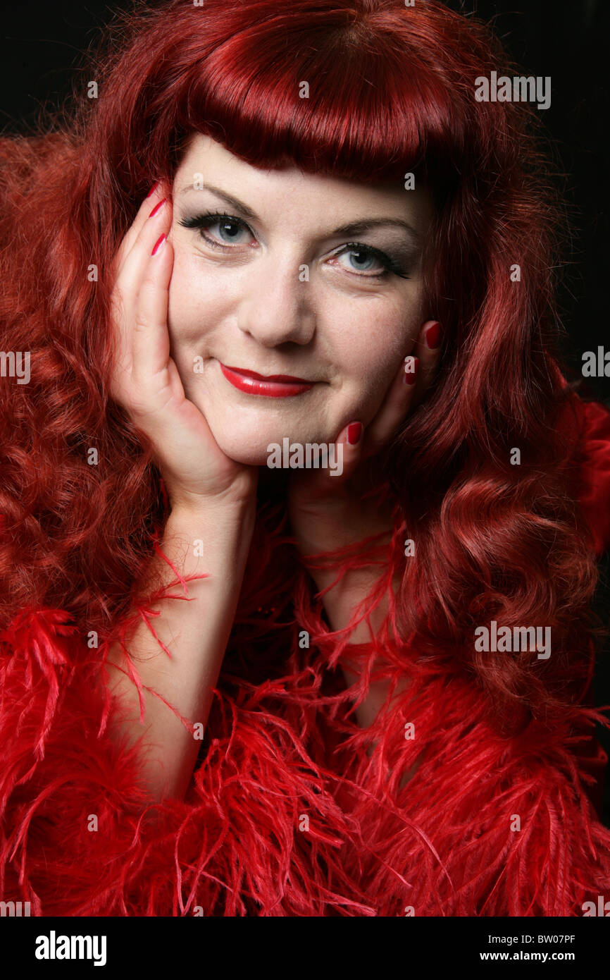 Sänger und Burlesque Darsteller Nichole Klein in einem roten Ostrich Feather Kleid Stockfoto