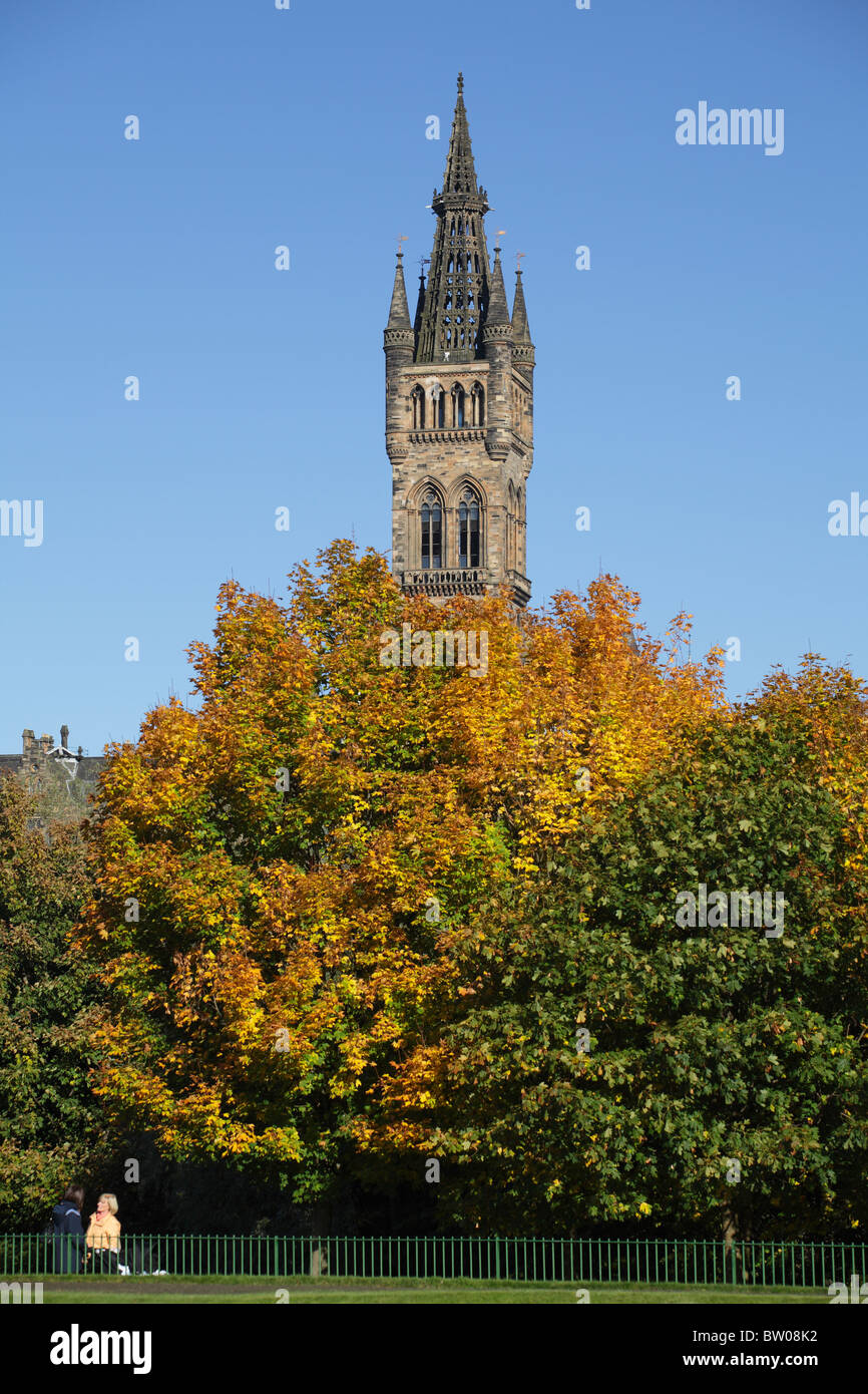 University of Glasgow Bell Tower im Herbst auf dem Gilmorehill Campus, Schottland, Großbritannien Stockfoto