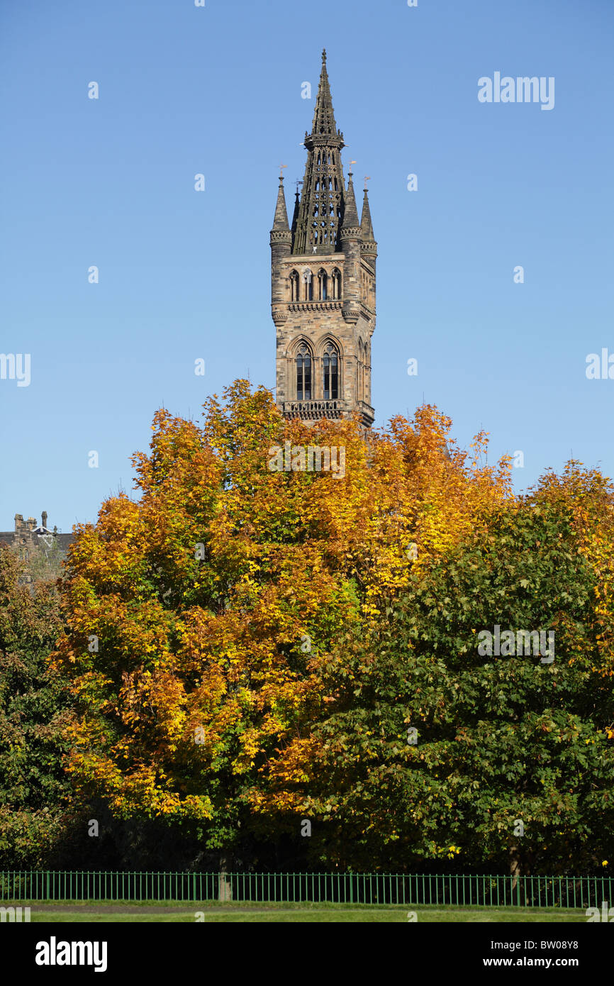 University of Glasgow Bell Tower im Herbst auf dem Gilmorehill Campus, Schottland, Großbritannien Stockfoto