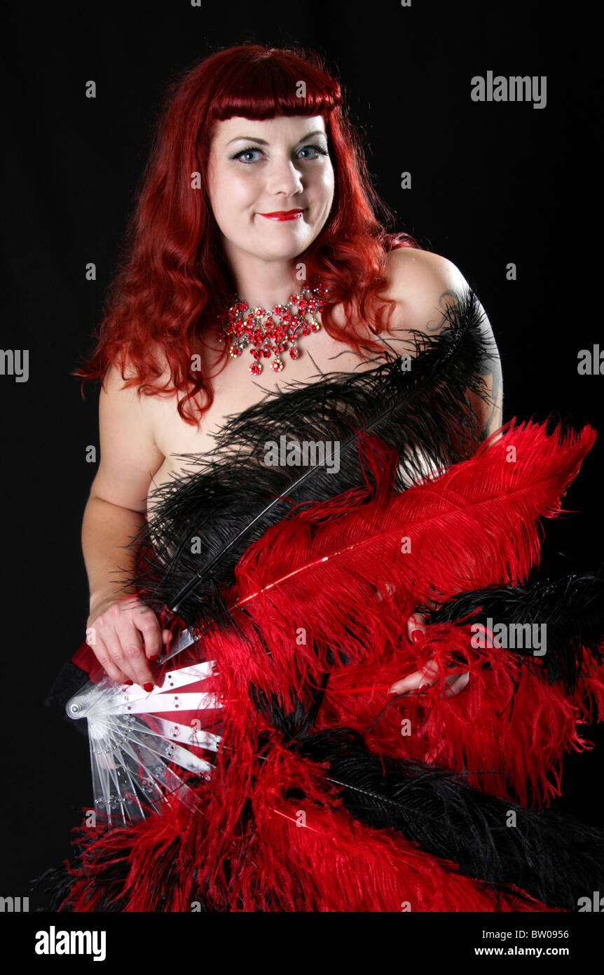 Burlesque Darsteller mit roten und schwarzen Fans tanzen Stockfoto