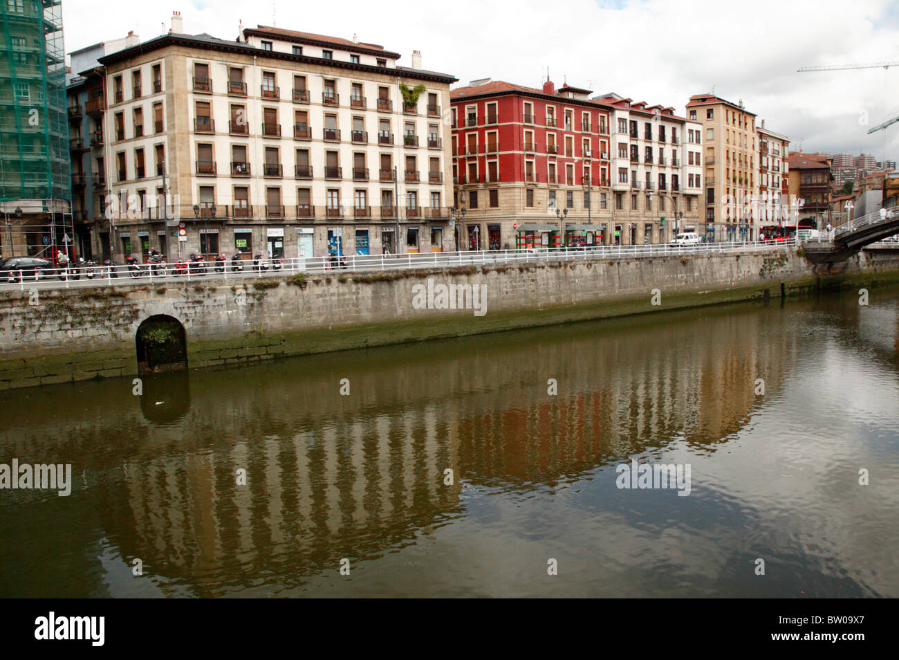 Ansicht eines Teils der Stadtteil Las Siete Calles und Ribera, aufgenommen in der Nähe der Brücke von La Merced, Bilbao Stockfoto