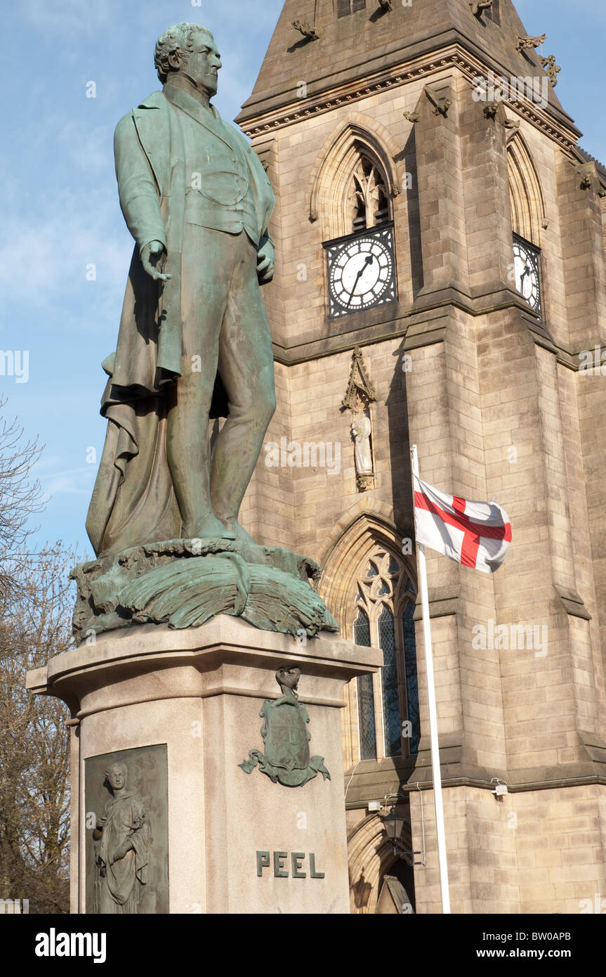 Statue von Sir Robert Peel 1778-1850, Marktplatz in seiner Heimat Stadt Bury.St Mary the Virgin Church, Church Of England. Stockfoto