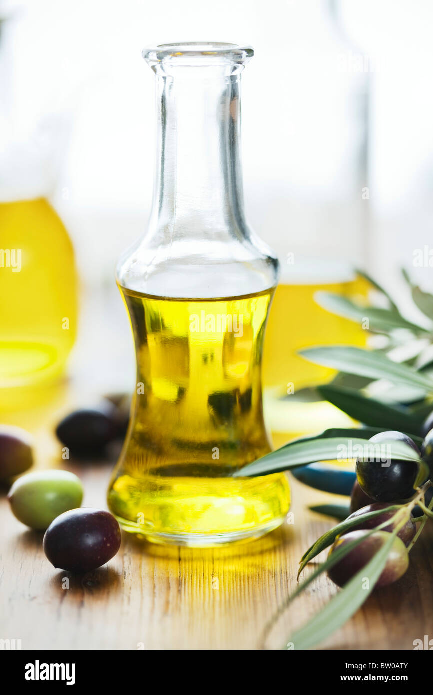 Olivenöl auf Holztisch Stockfoto
