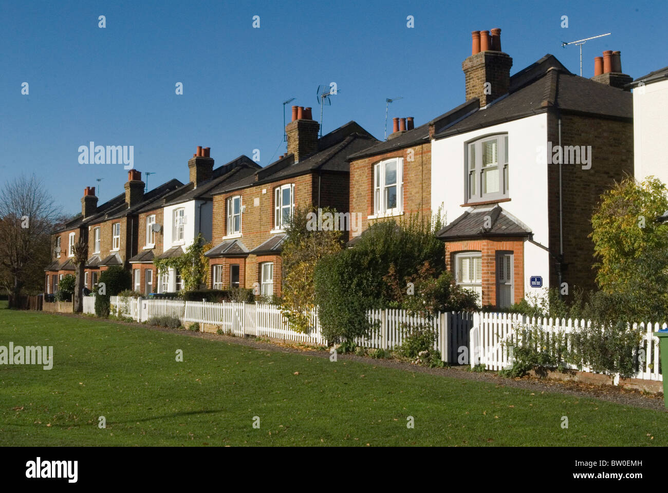 Reihe von Semi Einfamilienhäusern Edwardian Weston grüne Vorort London Surrey. VEREINIGTES KÖNIGREICH. Stockfoto