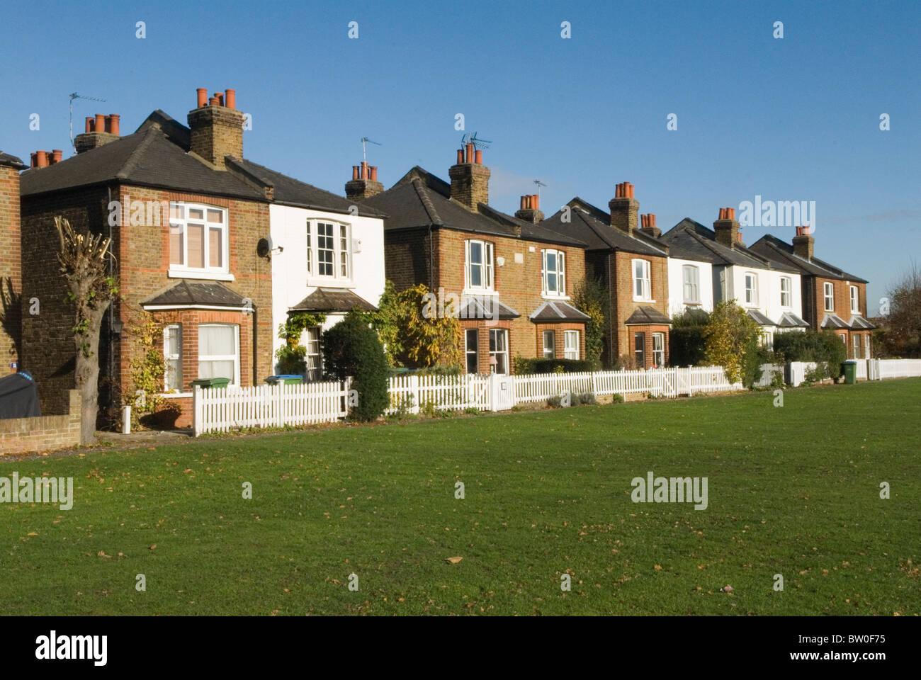 Reihe von halb freistehende Edwardian Reihenhäuser Weston grüne Vorort London Surrey. VEREINIGTES KÖNIGREICH. HOMER SYKES Stockfoto