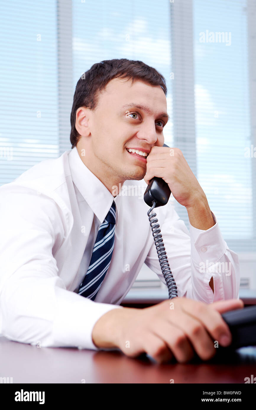 Porträt der schönen Geschäftsmann Nachdenken über etwas Gutes im Büro Stockfoto