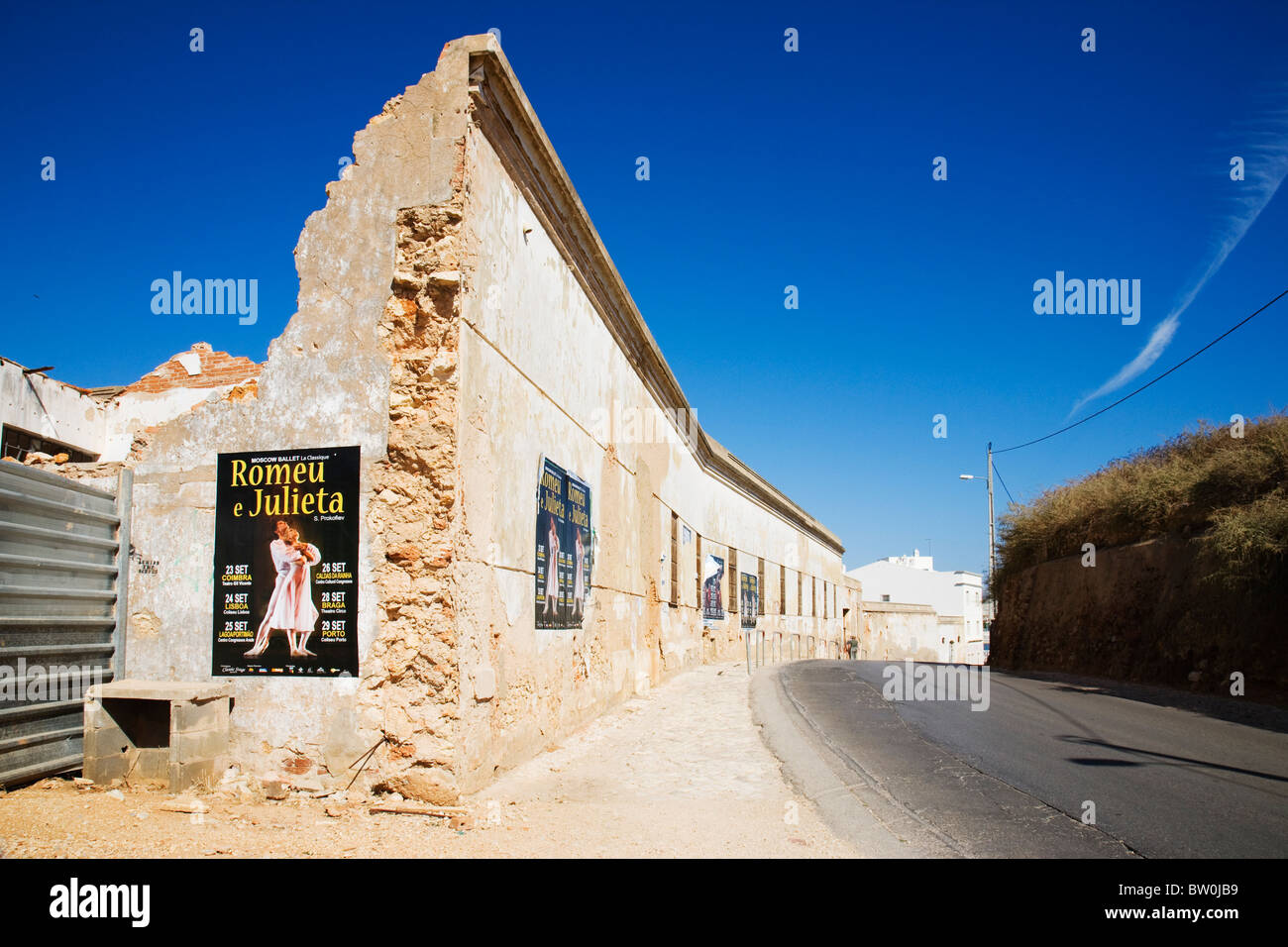 "Romeo & Julia" Plakate auf eine alte verfallene Mauer in Portimao, Algarve, Portugal. Stockfoto