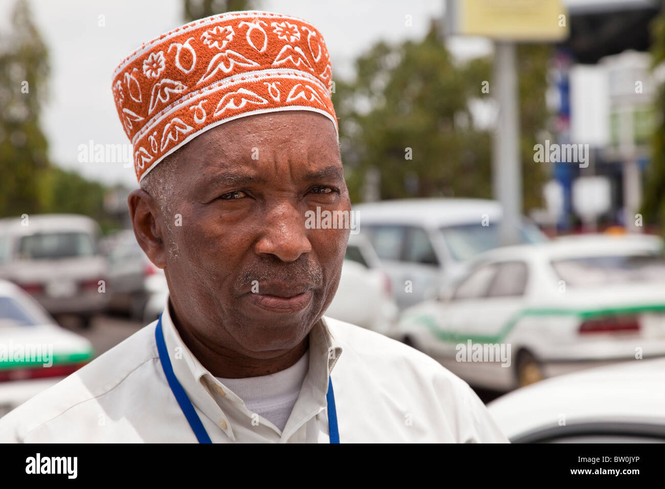 Dar Es Salaam, Tansania. Juma, einem tansanischen Taxifahrer tragen eine Kofia, einen traditionellen Hut. Stockfoto