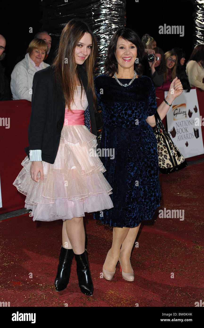 ARLENE PHILLIPS & Gast 2010 GALAXY NATIONAL Buch Auszeichnungen BBC TELEVISION CENTRE LONDON ENGLAND 10 November 2010 Stockfoto