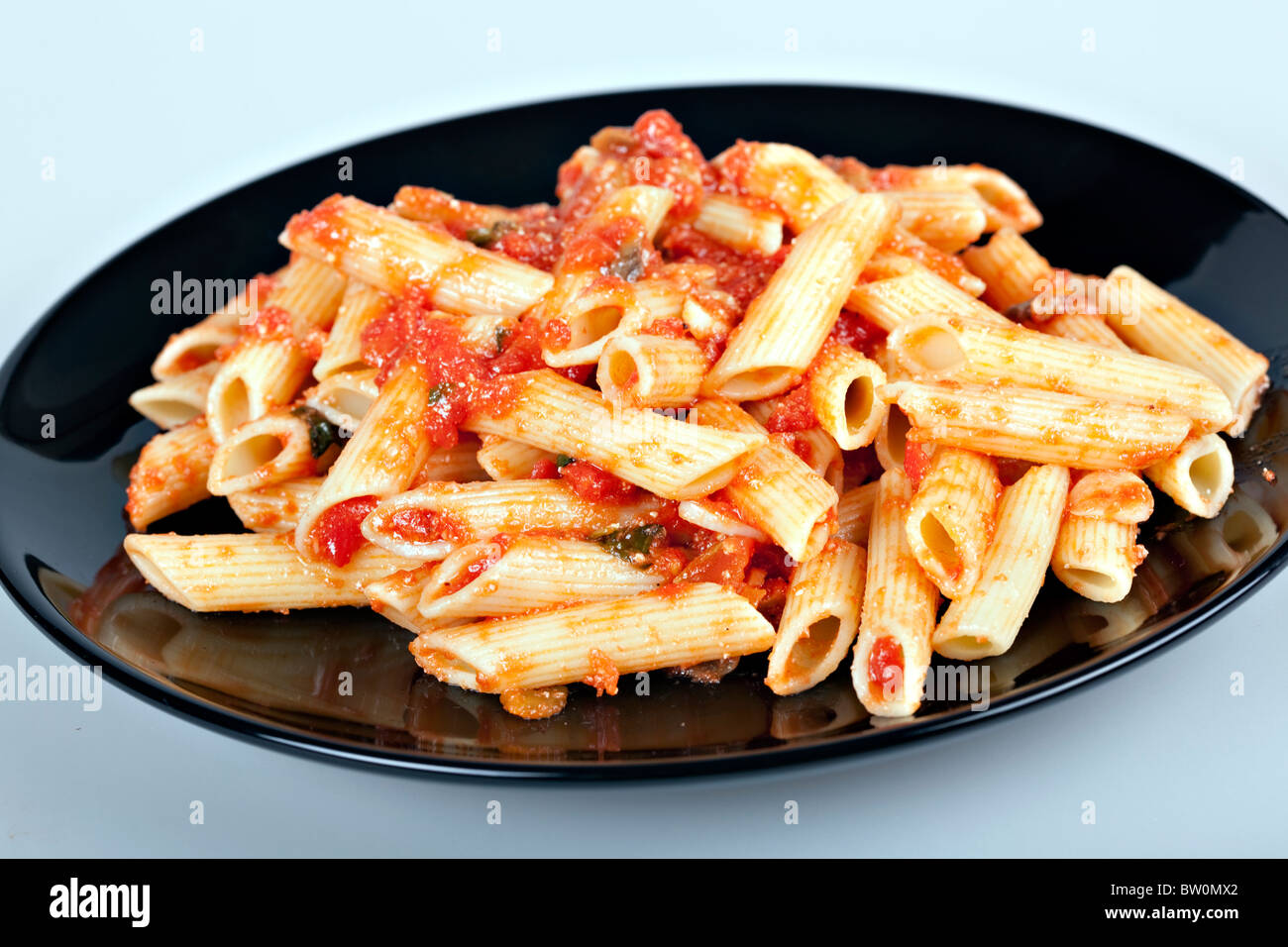 Pasta mit Tomatensauce und geriebenem parmesan Stockfoto
