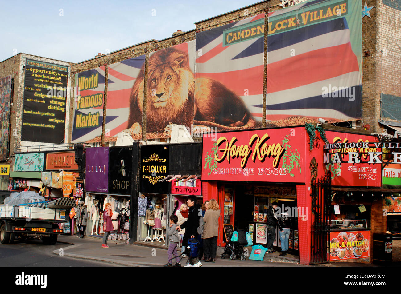 Geschäfte in Camden mit Zeichens Camden Lock Village Stockfoto