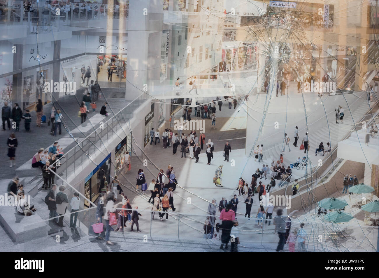 Glas und Kunst des Broadmead Einkaufszentrums zeigen fragilen Zustand des Einzelhandels in der UK Rezession geknackt. Stockfoto