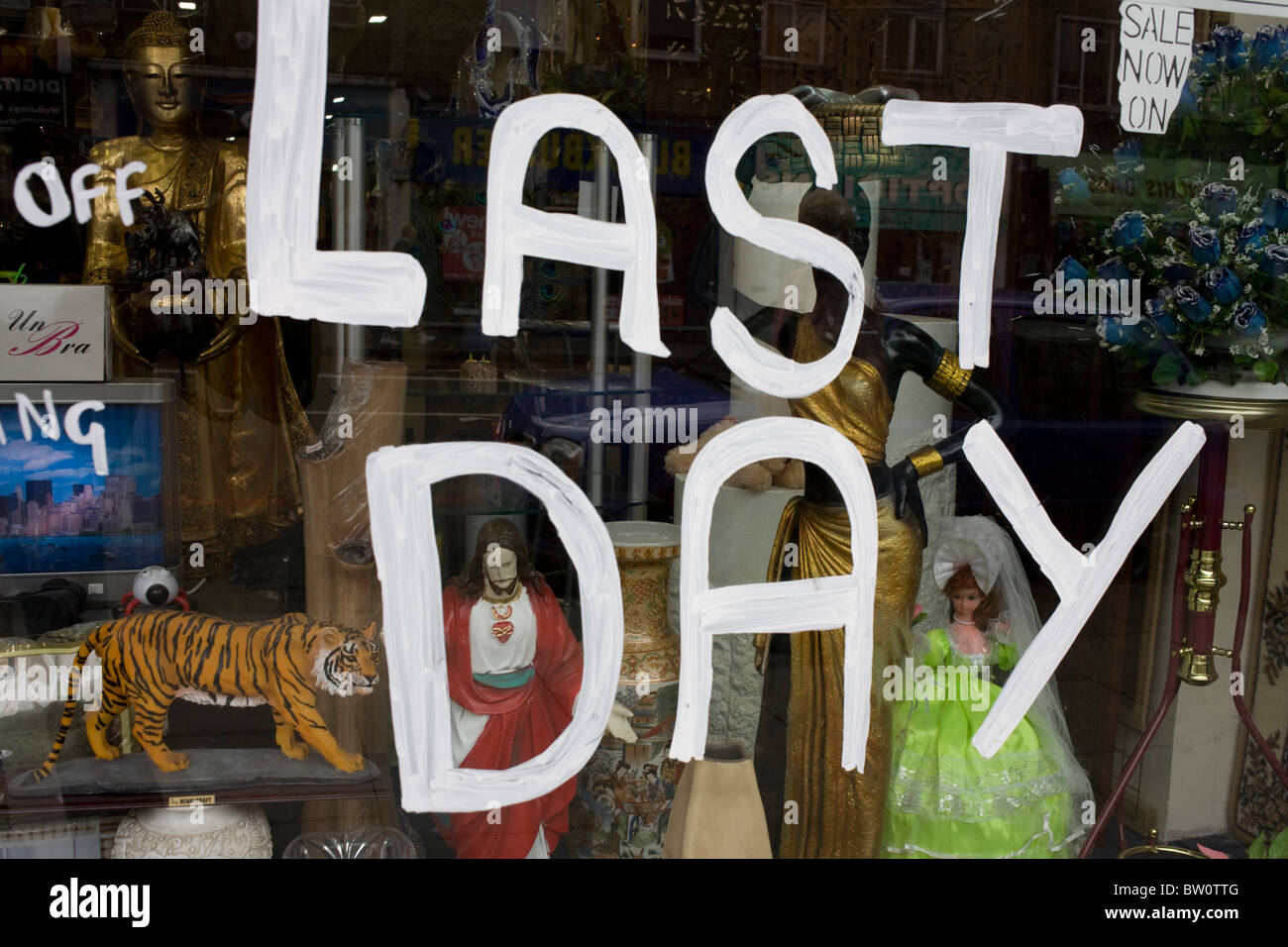 Die Worte "Letzten Tag" sind in weiße Emulsion auf ein Fenster Camden Nord-London, England gestrichen. Stockfoto